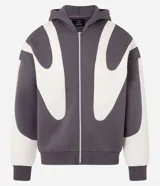 Saco tipo buzo con cierre frontal, confeccionado en tejido fleece. Presenta un diseño boxy con capucha, mangas largas de sisa desplazada y estampa abstracta en contraste. Cuenta con puños y bajo ajustados.