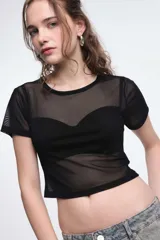 Top corto de microtul negro, con mangas cortas y cuello redondo.