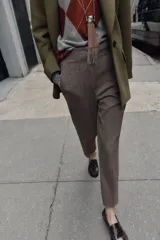 Pantalón tobillero de tiro alto con diseño de cuadros, costuras marcadas en el delantero y espalda, bolsillos laterales de vivo y cierre frontal con cremallera, botón interior y gancho metálico.