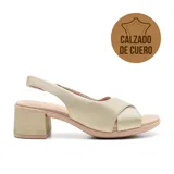 Sandalia de cuero color dorado con taco bloque y tira ancha cruzada sobre el empeine.