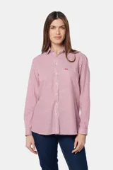 Camisa holgada de manga larga con estampado de rayas finas rojas y blancas, cuello camisero, cierre frontal con botones y un bolsillo ojal en el pecho con detalle bordado.