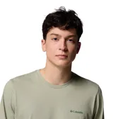 Remera de manga larga Columbia, color verde claro, con cuello redondo y logo de la marca estampado en el pecho.