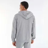 Campera con capucha de felpa color gris, de corte estándar, con cierre frontal completo y bolsillos estilo canguro.