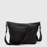 Cartera tipo bandolera de diseño acolchado en color negro mate. Cuenta con cierre superior, correa ajustable con logo grabado y herrajes metálicos. Incluye detalle de marca en el frente.