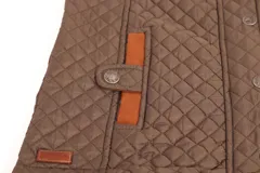 Chaleco acolchado color rojo, con cuello mao, cierre frontal y bolsillos laterales con solapa y broche.