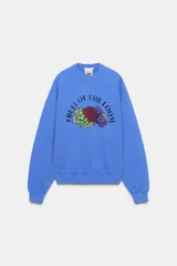 Sudadera azul con efecto lavado, cuello redondo y manga larga. Presenta un estampado frontal con el texto "Fruit of the Loom" y un gráfico de frutas.