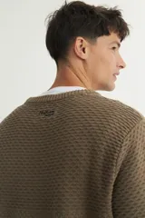 Sweater color marrón claro, tejido con combinación de puntos y rib en puños. Bordado de marca en la manga.