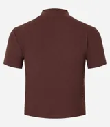 Blusa corta de cuello alto y mangas cortas, confeccionada en tejido rib texturizado color marrón.