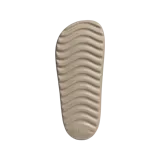 Chanclas Adidas Adilette Lumia color marrón claro, con diseño minimalista y logo de la marca en relieve.