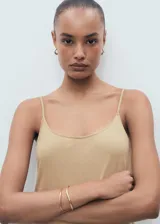 Mono largo de corte recto y diseño holgado, con tirantes finos y escote redondo. Confeccionado en una mezcla de poliéster y lino, presenta una caída fluida y cómoda.