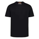 Remera de manga corta color negro, con cuello redondo y bolsillo frontal en el lado izquierdo. Presenta un diseño básico y versátil.