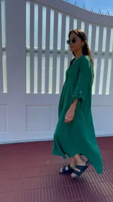 Vestido camisero amplio y largo color verde esmeralda, fabricado en Italia, con botones de nácar y bolsillos laterales.