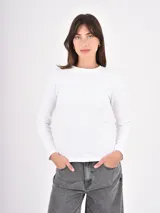 Remera de manga larga en tejido acanalado, con cuello redondo y ajuste al cuerpo.