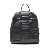 Mochila negra de cuero sintético con diseño acolchado en forma de hexágonos. Tiene un asa de mano en la parte superior, correas regulables para los hombros, herrajes plateados, forro interior textil y un bolsillo interno con cierre.