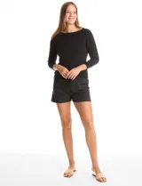 Short de pijama con estampado floral en tonos grises y blancos, con cintura elástica y cordón de ajuste negro.