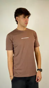 Remera de algodón color marrón, con cuello redondo y estampa pequeña con el logo de la marca en el centro del pecho.