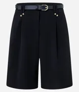 Short color visón de corte sastrero, tiro alto, con pliegues delanteros, trabillas y cinturón fino de cuero sintético.