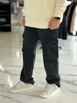 Pantalón cargo de jean azul claro, con bolsillos laterales en las piernas y corte holgado.