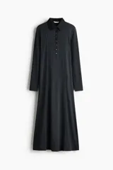 Vestido midi de punto fino color gris oscuro, con cuello camisero, tapeta de botones frontal, manga larga y falda con leve vuelo.