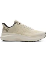Championes de running Under Armour modelo Charged Rogue 5, color beige con detalles en negro. Presentan una parte superior de malla técnica transpirable, entresuela Charged Cushioning para mayor amortiguación y suela de goma resistente.