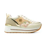 Championes de plataforma Korium modelo Beti, color beige y dorado, con detalles de encaje con flores bordadas, apliques metalizados y suela de goma marrón.