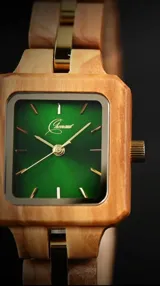 Reloj de pulsera con caja cuadrada de madera de olivo y esfera verde con marcadores minimalistas y agujas doradas. La malla es de madera de olivo con eslabones centrales metálicos en tono dorado.