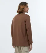 Remera de manga larga color marrón, con cuello redondo y puños acanalados.