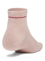 Pack de tres pares de medias deportivas Under Armour de corte corto, confeccionadas en mezcla de algodón suave y ligero. Incluye un par azul con detalles celestes y blancos, un par blanco con detalles bordados en bordó y un par rosado con inscripciones en color bordó.