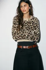 Jersey de punto con textura efecto pelo, cuello redondo y manga larga, con estampado animal print de leopardo en tonos beige, marrón y negro.