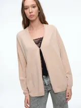 Cardigan de punto con fit relajado, confeccionado en viscosa con micro lentejuelas. Presenta un diseño abierto al frente con un broche, mangas largas y silueta recta.