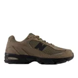 Championes New Balance modelo 509, color marrón con detalles en negro. Presentan una construcción de malla y cuero, con entresuela de amortiguación C-CAP y suela de caucho para mayor tracción.