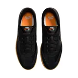Championes Nike SB modelo FC Classic, color negro con suela de goma color tostado. Presentan una mezcla de texturas con detalles en cuero y gamuza, swoosh lateral tono sobre tono y etiqueta con logo en la lengüeta.