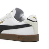 Championes Puma Club II Era, de diseño urbano con base de cuero blanco, detalles en gamuza gris claro, franja lateral negra y suela de goma color caramelo. Incluye logo de la marca en dorado.