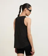 Musculosa deportiva Get Over en microfibra ligera texturizada de color marfil, con cuello redondo, tirantes anchos y bajo redondeado.