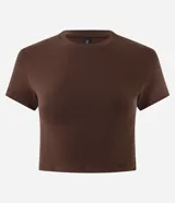 Blusa femenina de corte cropped, color verde oliva, con cuello redondo y mangas cortas. Confeccionada en algodón con elastano, ofrece un ajuste cómodo y versátil.