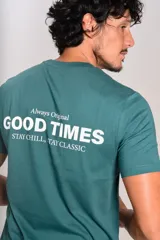 Remera de manga corta color verde petróleo, con cuello redondo y estampa pequeña en el pecho con el texto 'GOOD TIMES'.