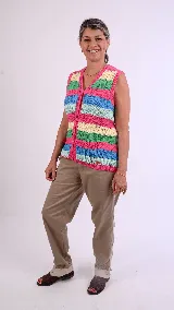 Chaleco de punto tejido a mano en hilo de algodón, con diseño a rayas horizontales en colores fucsia, verde, celeste y amarillo, escote en V y cierre frontal con botones.