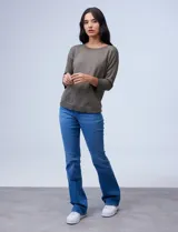 Sweater amarillo de tejido fino con espalda abotonada y mangas 3/4 con puño elastizado.