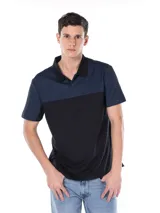 Chomba de manga corta Calvin Klein con diseño de bloque de color, combinando azul y negro. Presenta cuello clásico, cartera con dos botones y logo bordado en la manga.