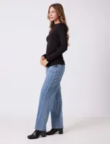 Remera blanca de modal, marca Elie Tahari, con cuello recto, manga larga y frunces en el lateral.