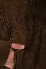 Buzo canguro oversize con efecto lavado desgastado, confeccionado en friza pesada. Presenta diseño con recortes, capucha amplia y puños y ruedo acanalados.
