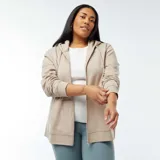 Buzo de chándal con capucha color beige, con cierre frontal y bolsillos laterales.