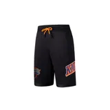 Short de básquet negro de tejido de malla, con cintura elástica y cordón ajustable de color naranja. Cuenta con el logotipo de los New York Knicks estampado en la pierna izquierda y la inscripción "KNI" en la pierna derecha.