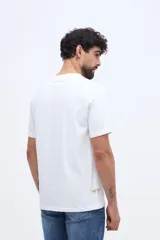 Remera de algodón blanca de manga corta y calce clásico, con estampa central vintage en tonos beige y azul.