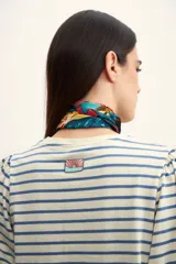 Remera de algodón con estampado de rayas horizontales en color verde claro sobre fondo blanco, con mangas cortas abullonadas y puños lisos.