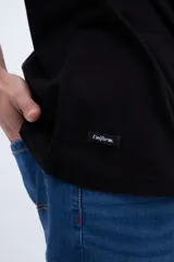 Remera de manga corta color blanco, con cuello redondo y corte holgado.