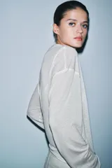 Camiseta blanca de manga larga con cuello alto y calce oversize. Incluye un top interior del mismo tejido.