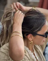 Aros tipo argollas de diseño artesanal con acabado texturizado y forma irregular. Fabricados en bronce y alpaca, con pernos y cierres de plata 925.