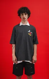 Remera de algodón premium color gris melange oscuro, con corte oversize y estampa pequeña de Mickey Mouse en el pecho.