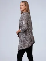 Cardigan abierto con estampado animal print, de mangas 3/4 con presilla y botón para regular el largo.